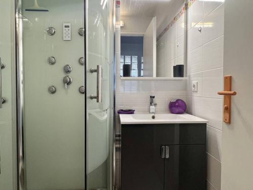 Kúpeľňa v ubytovaní Appartement Cambo-les-Bains, 3 pièces, 4 personnes - FR-1-495-21