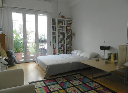 A bed or beds in a room at Elegant 3BD apartment in Kolonaki