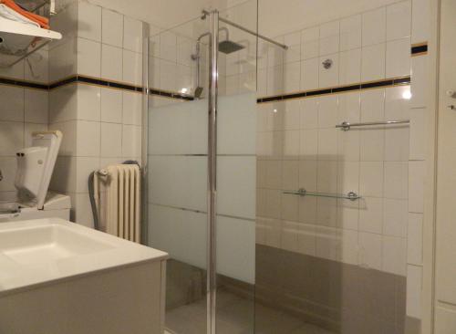 A bathroom at Elegant 3BD apartment in Kolonaki