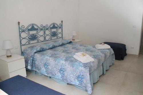 1 dormitorio con 1 cama con 2 toallas en betty house, en Campomarino