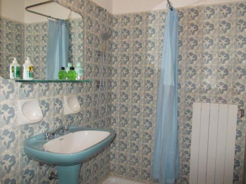 y baño con lavabo azul y ducha. en Bed and Breakfast Big Brother, en Treviso