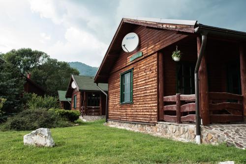 Ein allgemeiner Bergblick oder ein Berglick von der Pension aus
