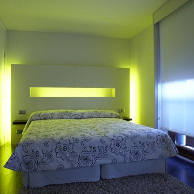 Casa Marisa في San Asensio: غرفة نوم بسرير في غرفة خضراء