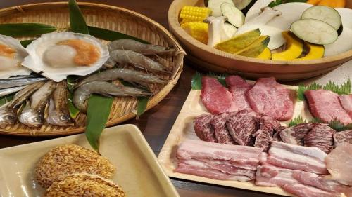 una mesa con tres cestas de diferentes tipos de alimentos en Kakurega Shikinotsuki - Vacation STAY 13063v, en Hokota