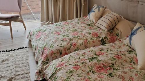 1 dormitorio con 2 camas con flores en Kakurega Shikinotsuki - Vacation STAY 13061v, en Hokota