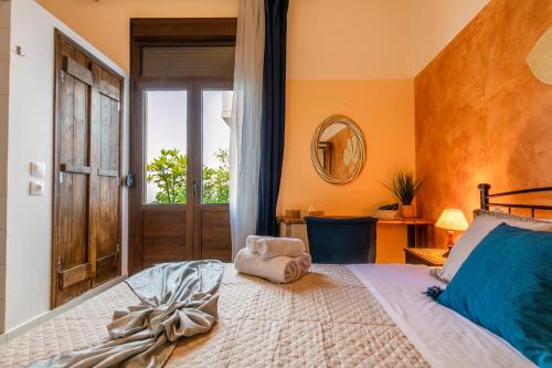 ein Schlafzimmer mit einem großen Bett und einem Spiegel in der Unterkunft mascot traditional guest house in Rhodos (Stadt)