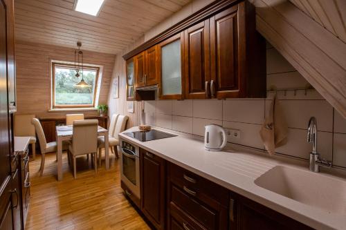 Kuchyň nebo kuchyňský kout v ubytování Apartamentai Dana