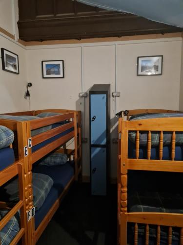 エディンバラにあるBelford Hostelの二段ベッド2台とドアが備わる客室です。