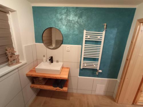 uma casa de banho com um lavatório e um espelho em Freya´s room em Česká Kamenice