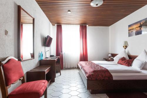 Säng eller sängar i ett rum på Hotel Weinhaus Wiedemann