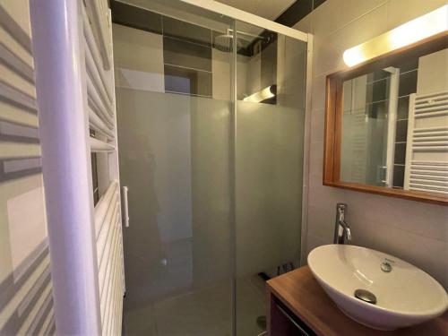 Ένα μπάνιο στο Charmant studio ski aux pieds avec parking aux Menuires - FR-1-452-91