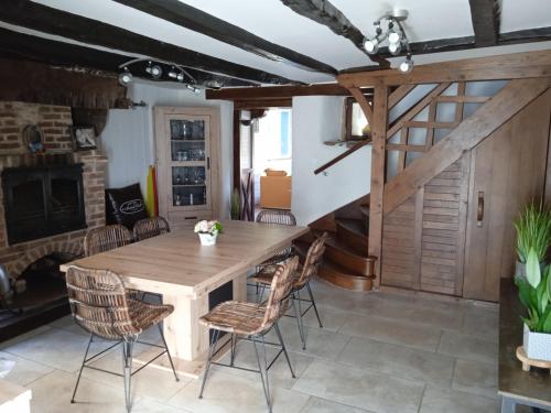 Le havre de paix في Lanhélin: غرفة طعام مع طاولة وكراسي خشبية