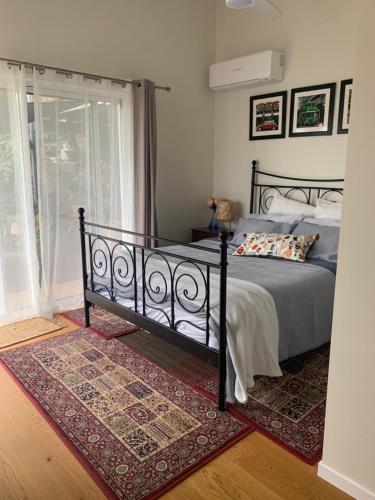 Säng eller sängar i ett rum på Self Contained Apartment, Queen bed, Own deck & great views