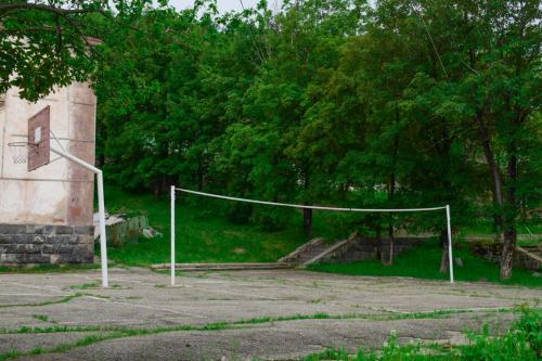 an old basketball hoop in a parking lot at Aliq hotel in Tsaghkadzor