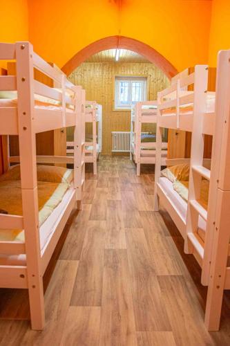 Una cama o camas en una habitación de Gruppenhaus Lindenhof Churwalden
