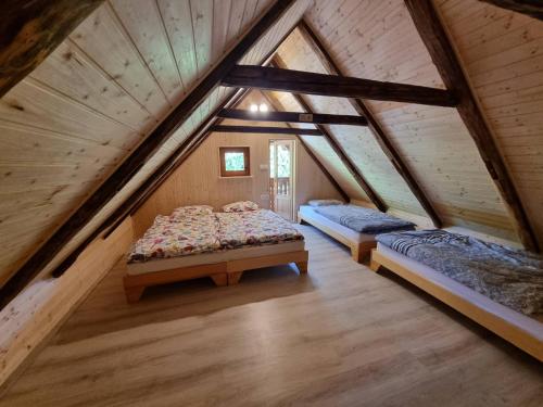 Un pat sau paturi într-o cameră la Počitniška hišica Žagar