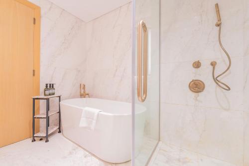 Ένα μπάνιο στο Luxury Meets Comfort Apt With Panoramic City View