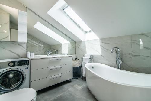 Ένα μπάνιο στο Luxury Apartment Queens