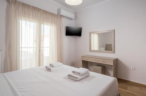 Un pat sau paturi într-o cameră la Villa ARONIOS