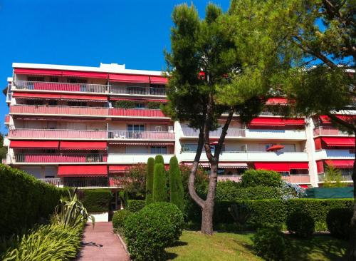Casalionelantibes Large apartment with AC, king-size bed, garden and parking