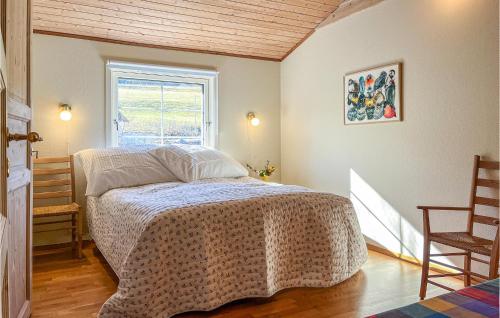 Un pat sau paturi într-o cameră la Beach Front Home In Fister With Kitchen