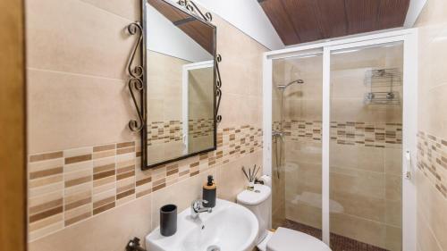 ein Badezimmer mit Waschbecken und Dusche in der Unterkunft Casa La Limosna Setenil de las Bodegas by Ruralidays in Setenil de las Bodegas