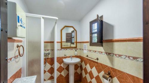 ein Badezimmer mit Waschbecken und Dusche in der Unterkunft Cortijo Carmen de Vélez Vélez-Málaga by Ruralidays in Vélez-Málaga