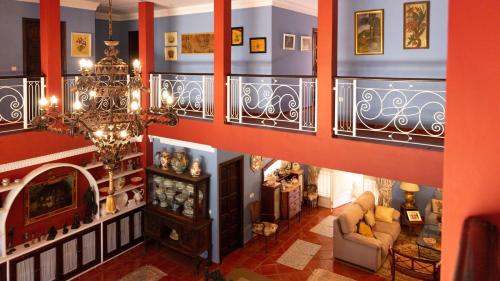 ein Wohnzimmer mit einer Couch und einem Kronleuchter in der Unterkunft Casa San Ignacio Cantillana by Ruralidays in Sevilla