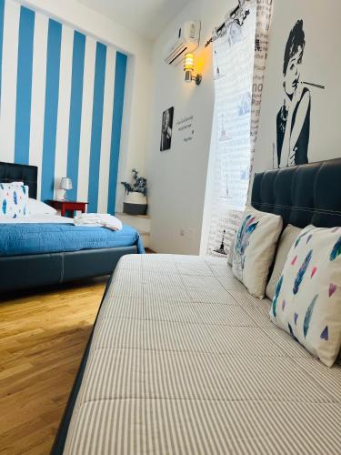 1 dormitorio con 1 cama y una pared con un mural en Le Dimore di Federico - Trani, en Trani