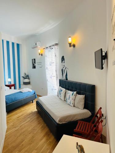 una sala de estar con un sofá y una cama en Le Dimore di Federico - Trani, en Trani