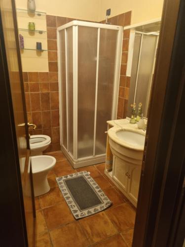 een badkamer met een douche, een toilet en een wastafel bij B&B IL DUCALE in Valmontone