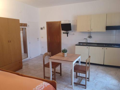 a kitchen with a table and chairs in a room at Torre d'Oriente in Rodi Garganico