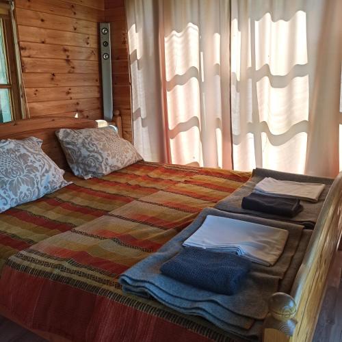 ein Schlafzimmer mit einem Bett, auf dem Handtücher liegen in der Unterkunft E.A.MINIKAMP in Lelle