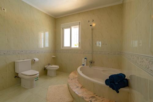 ein Badezimmer mit Badewanne, Toilette und Waschbecken in der Unterkunft Villa Isla Lanzarote - Ciudad Quesada - Alicante in Ciudad Quesada