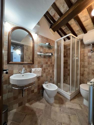 a bathroom with a sink and a toilet and a shower at ANPEMO Casa Vacanze dimora storica dal 1837 in Silvi Paese