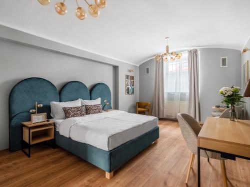 numa I Libusa Apartments في براغ: غرفة نوم مع سرير كبير مع اللوح الأمامي الأزرق