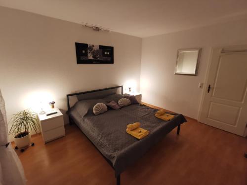 Säng eller sängar i ett rum på Schöne 3-Zimmer Erdgeschosswohnung am Bergpark,Unesco,Therme,Train, Wilhelmshöher Allee 329