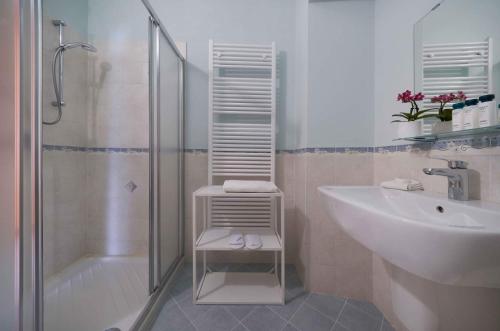 een badkamer met een douche, een wastafel en een toilet bij CASA TRAMONTO in Sulzano