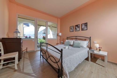 een slaapkamer met een bed, een tafel en een raam bij CASA TRAMONTO in Sulzano