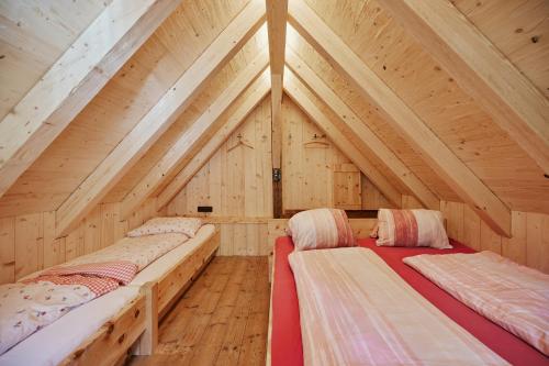 Ein Bett oder Betten in einem Zimmer der Unterkunft Wichtelhütte Silberregion Karwendel