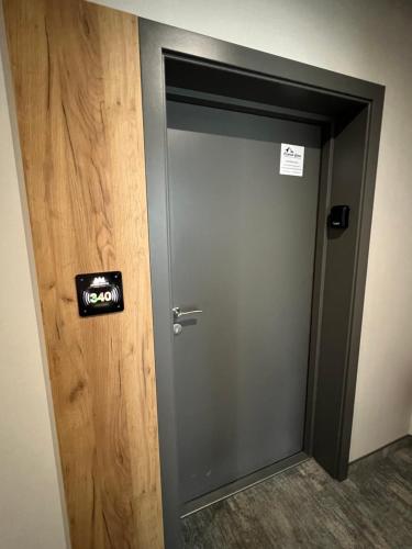an elevator door in a room with a sign on it at Aparthotel Apartamenty Czarna Góra 340 in Sienna