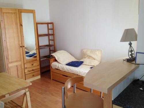 En eller flere senge i et værelse på Joli studio meublé + parking en sous sol