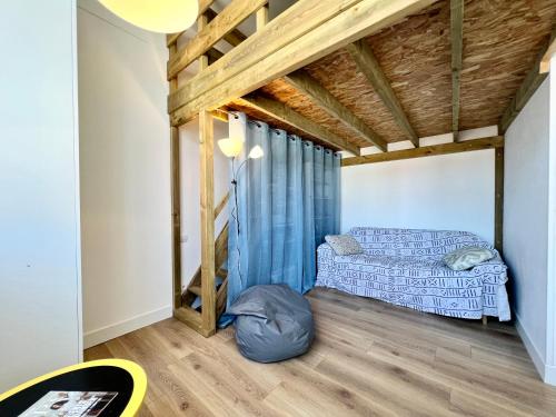 une chambre avec un lit dans une pièce dans l'établissement COC - Les Mouettes, à Wissant