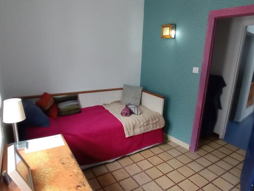 1 dormitorio con 1 cama con manta rosa en High Flyers Kite House, en Tarifa