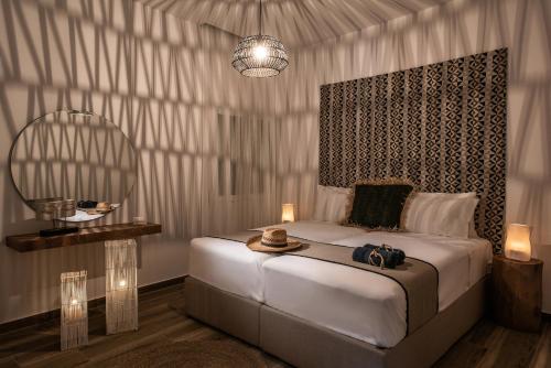 Postel nebo postele na pokoji v ubytování Khroma Luxury Suite 1 Beach front apartment
