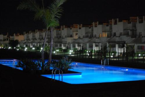 El RomeroにあるApartamento en Murcia Golf Resortの夜間のホテル正面のスイミングプール