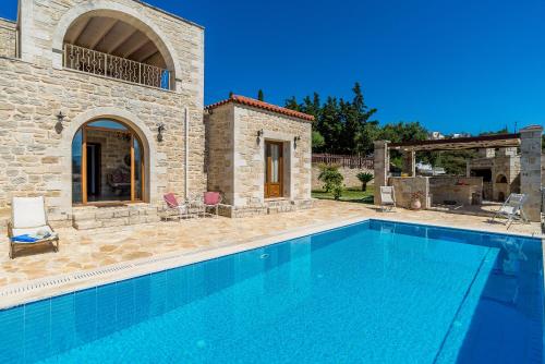 Kolam renang di atau dekat dengan Hectoras Villa in Plaka BY APOKORONAS-VILLAS