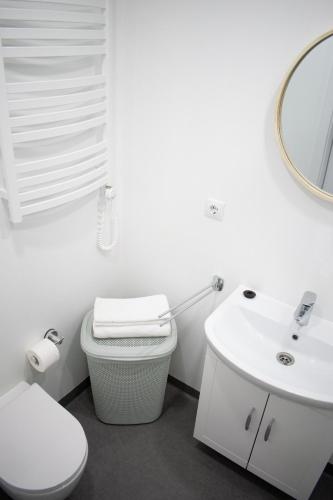 une salle de bains blanche avec toilettes et lavabo dans l'établissement YouthMents - Student Hotel, à Riga