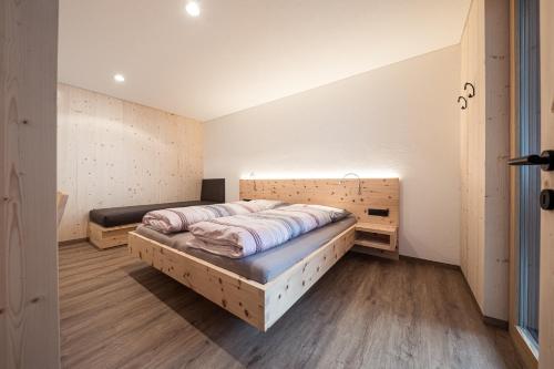 1 dormitorio con 1 cama en una habitación en Fischa Apartements, en Predoi