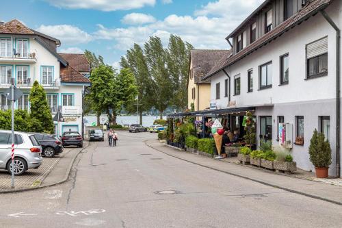 a street with a store on the side of a building at Ferienwohnung Fetscher 1 in Reichenau